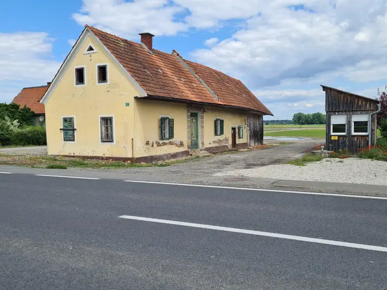 Altes baufälliges Bauernhaus mit freistehendem Büro- Baucontainer im Bauland in guter Lage!