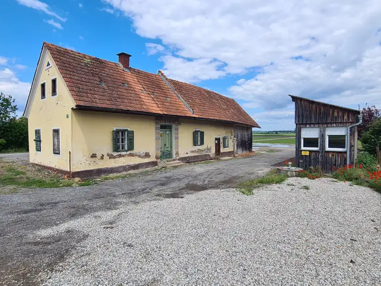 Altes Bauernhaus mit weiterem Bürocontainer im Bauland samt angrenzender Freilandfläche in guter Lage!