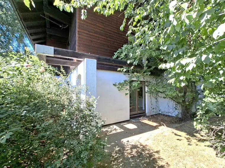 Teilweise fertiggestelltes geräumiges Wohnhaus am Ortsrand