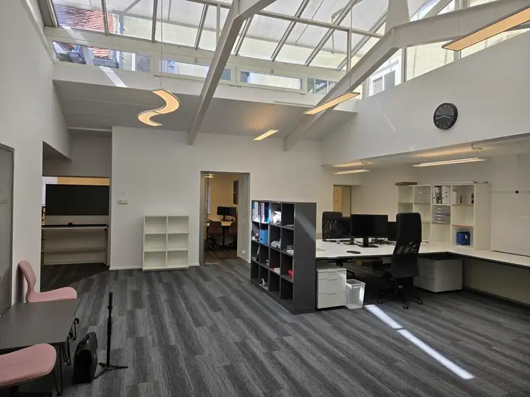Neu sanierte Büro- / Praxisräume sehr zentral gelegen