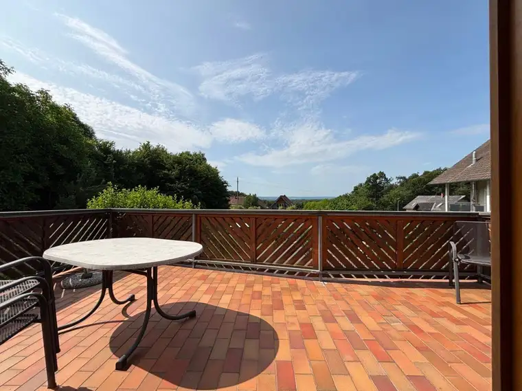 Umgebautes Kellerstöckl mit 3 Wohneinheiten, Terrasse, Balkon, Keller und Weingarten in Aussichtslage