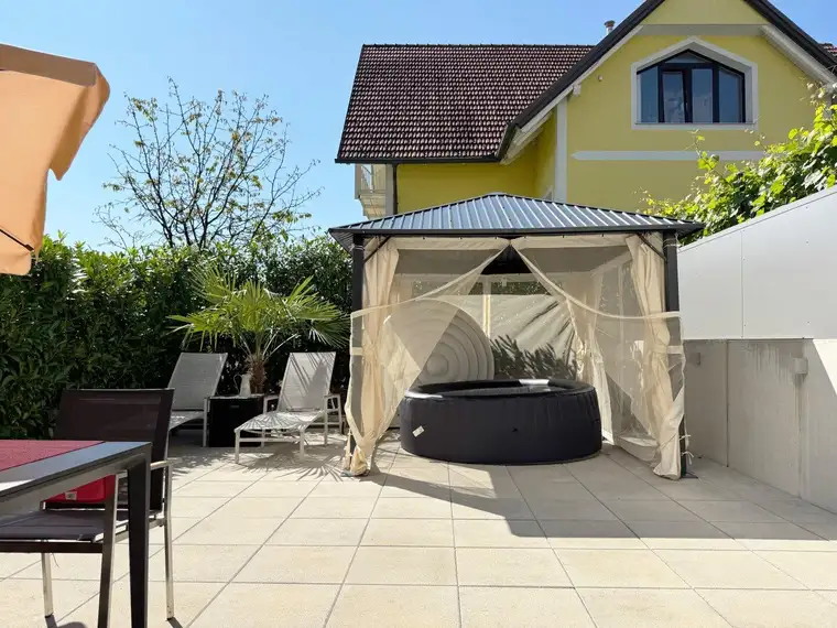 Geniale und attraktive Erdgeschosswohnung samt Tiefgarage und weiterem Stellplatz