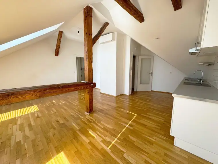 Helle Altbauwohnung mit Liftzugang und stilvollen Holzböden in Leibnitz