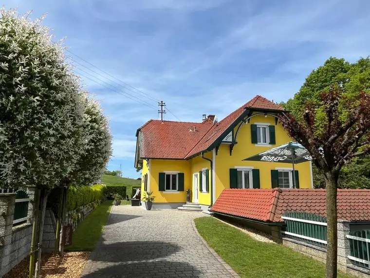Äußerst gepflegtes Wohnhaus in erhöhter ländlicher Lage mit angebauter Doppelgarage