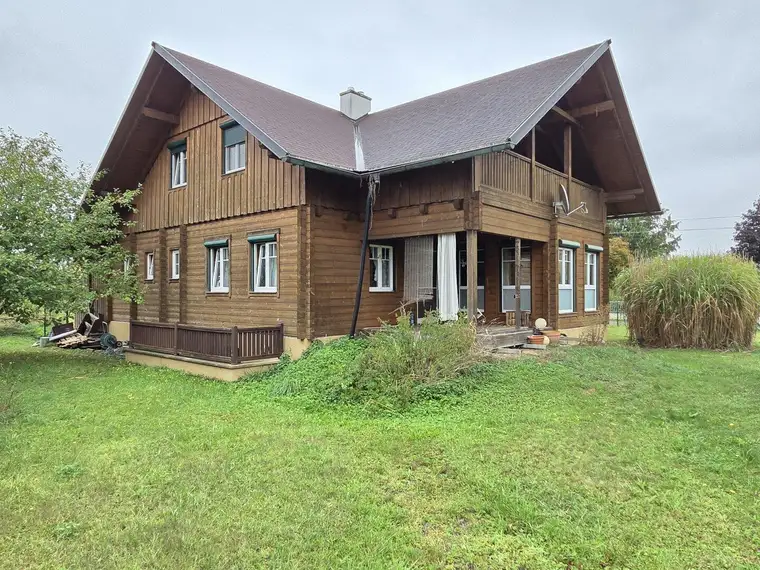 Holzblockhaus mit Vollkeller in guter Lage