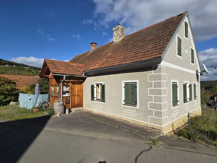 Älteres Bauernhaus an einer Sackgasse in ruhiger Lage mit weiterem freistehenden Nebengebäude.