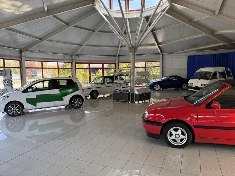 Gepflegte Auto-Verkaufshalle plus Freifläche in guter Lage