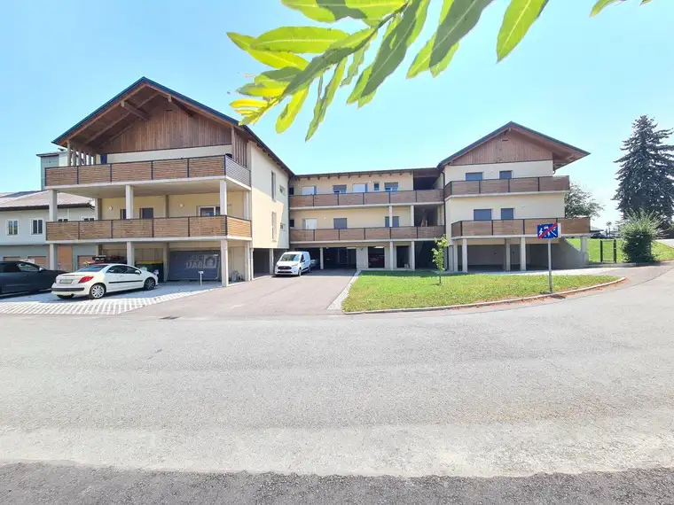 Neuwertige Zweizimmerwohnung im 1 OG mit großem Balkon in guter Lage an einer Seitengasse