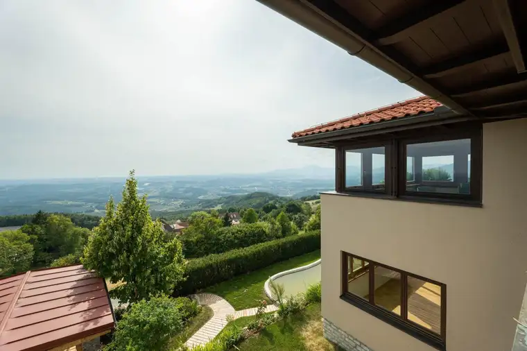 Italienischer Flair am Kulm – ästhetisches Eck-Toskana-Haus mit unverbaubarer Fernsicht in absoluter Ruhelage mit Ganztagssonne.