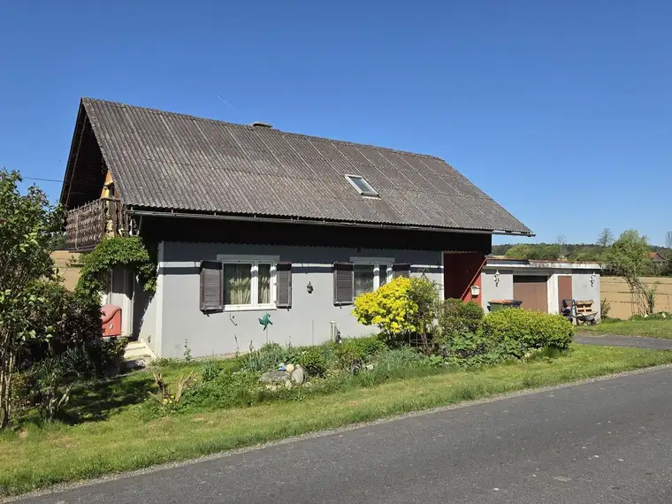 Älteres Wohnhaus mit angebauter Doppelgarage im Freiland