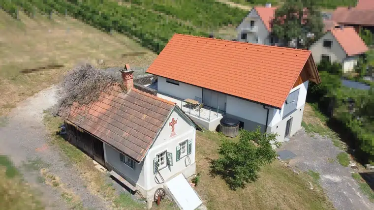 Modernes und neuwertiges Wohnhaus mit Eck- Terrasse und Vollkeller samt weiterem Uralt- Kellerstöckl mit Zu und Umbaugenehmigung