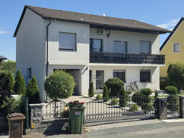 Sehr gepflegtes und geräumiges Stock- Wohnhaus samt integrierter Garage in guter Lage