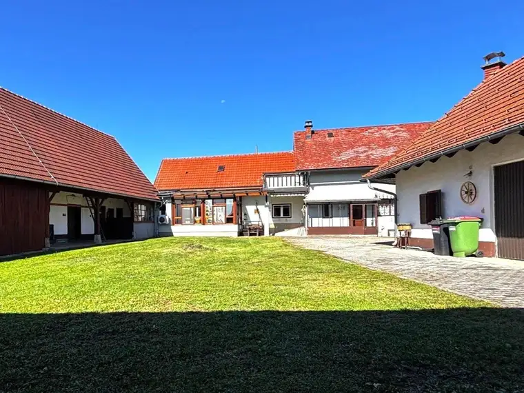 Ehemaliger Bauernhof, Bauernhaus mit Nebengebäuden am Stadtrand.