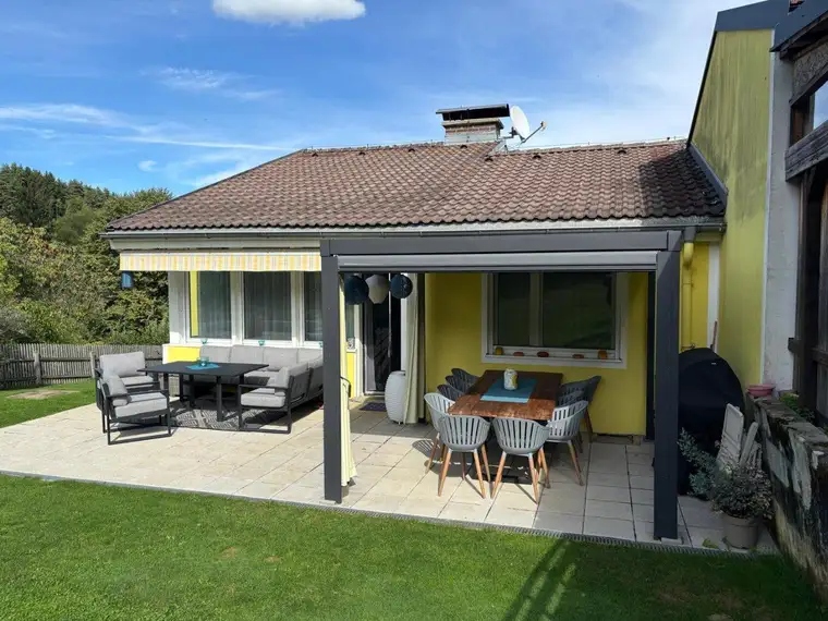 Sonniges Eckreihenhaus im Wohnungseigentum mit Süd-Westterrasse und Vollbetonkeller sowie ein eigener Garten samt Garage.