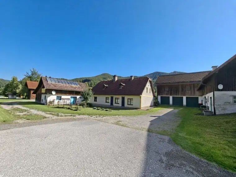 Anwesen mit insges. 23.600m² Fläche, 2 Wohnhäuser, Nebengebäude, Wirtschaftsgebäude, Garagen