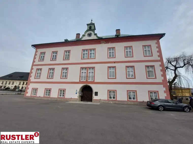 Hohe Wände, hell und gut gelegen- Altbau-Charme am Lande!