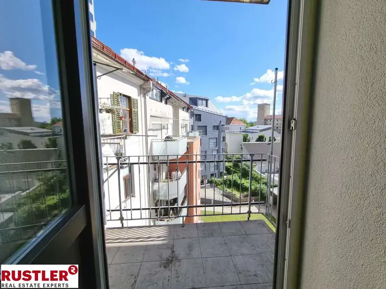 **FRISCH RENOVIERT** 
- Großzügig angelegte 3-Zimmerwohnung mit Balkon