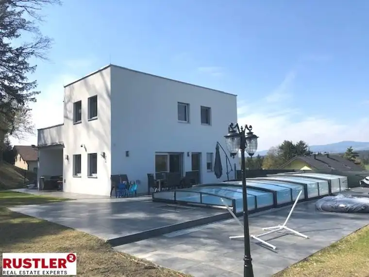 Moderne Familienvilla in Ruhelage