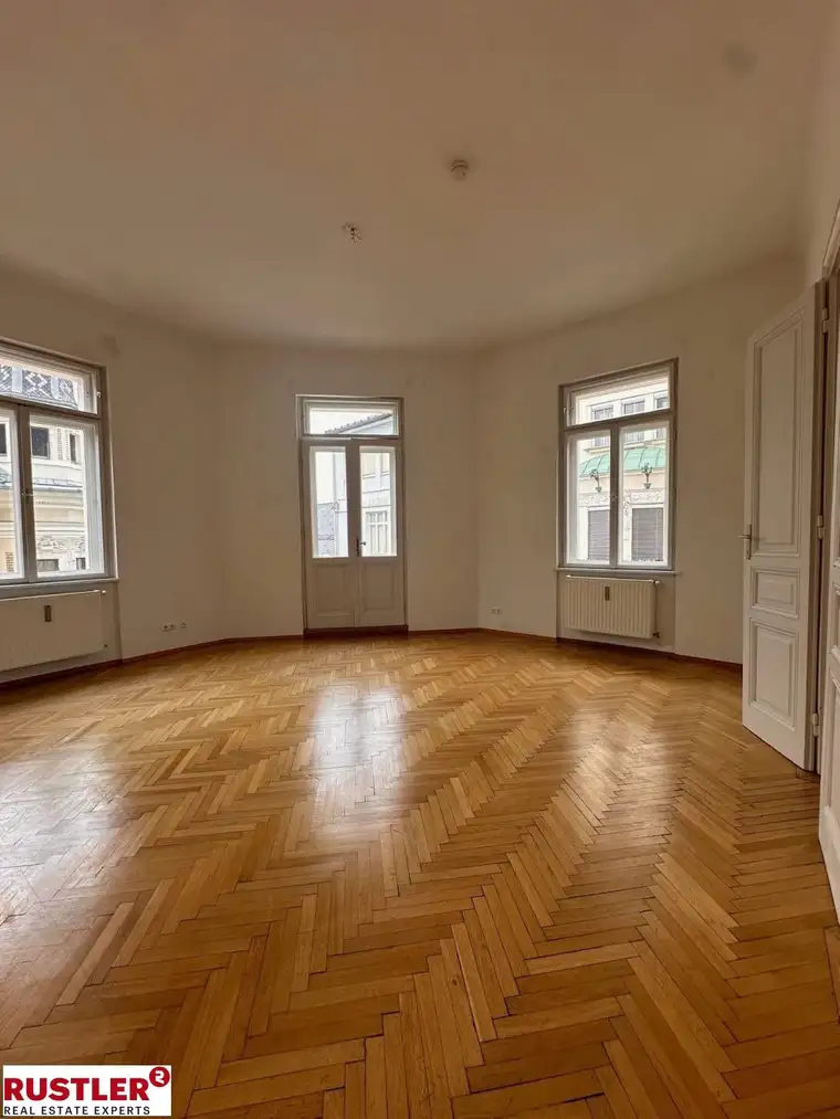 Repräsentative Altbauwohnung im Zentrum mit Balkon