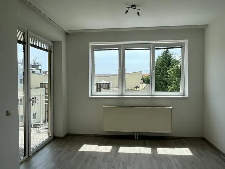 Ideale Anlage! Helle, ruhige 2 Zimmer-Wohnung mit Loggia!