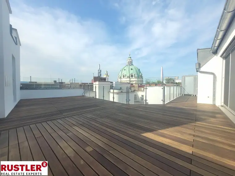 TRAUMHAFTE DG-WOHNUNG MIT BLICK AUF DIE KARLSKIRCHE!
