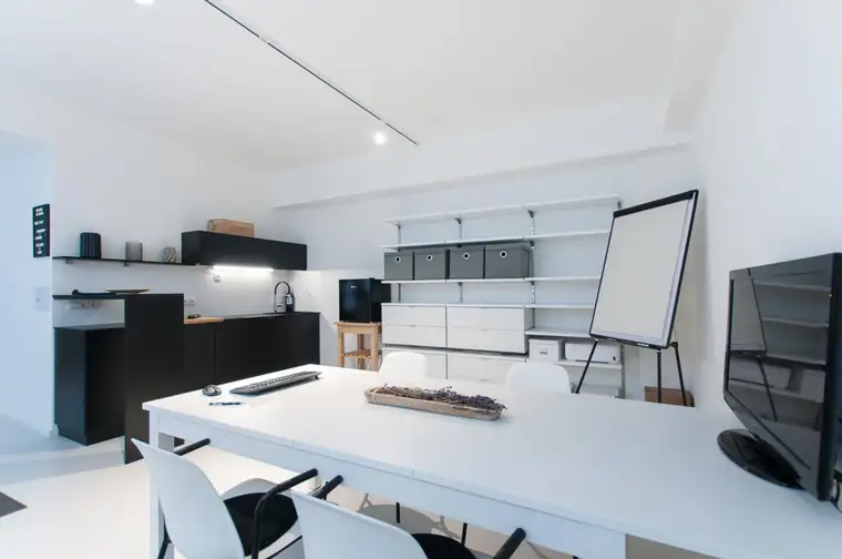 STOCKERAU - BÜRO/PRAXIS/STUDIO MIT KÜCHENZEILE UND BADEZIMMER