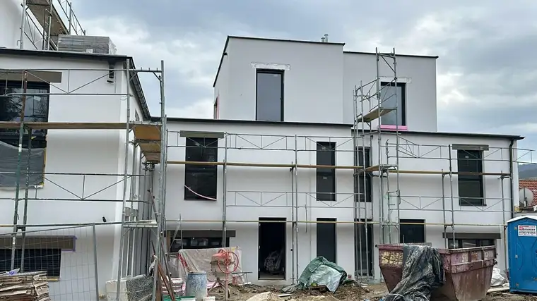 Modernes Wohnen in Wilfersdorf: Erstbezug Doppelhaushälfte mit Garten, Parkett, 5 Zimmern und Fußbodenheizung!