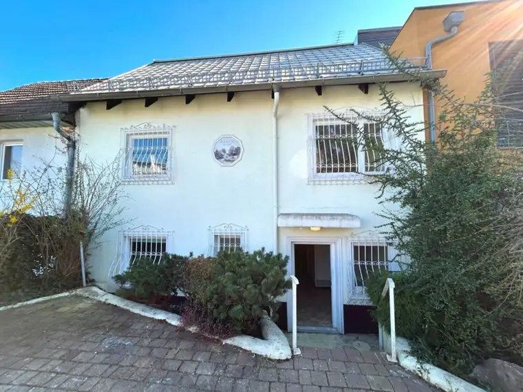 renovierungsbedürftiges Wohnhaus in Einfamilienhaussiedlung „Friedenstadt“