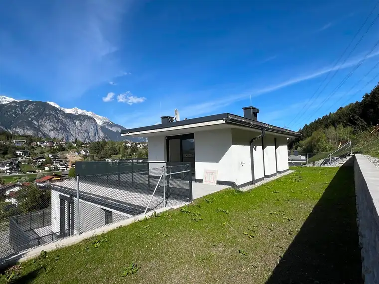 Moderne Neubau-Maisonette mit grosszügiger Dachterrasse und Garten!
