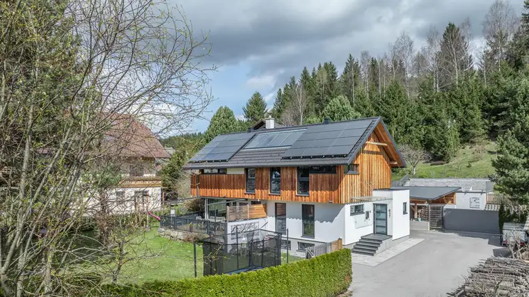 Modernes Einfamilienhaus mit Carport und Garten