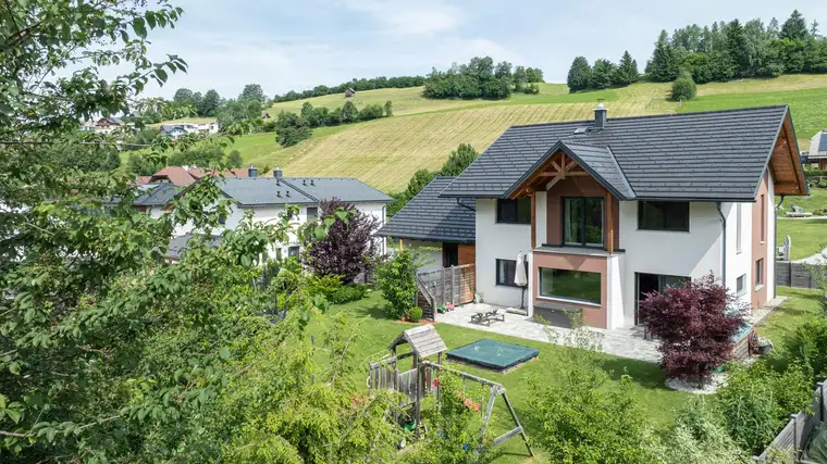 Traumhaftes, modernes Einfamilienhaus mit Garage und großzügigem Garten