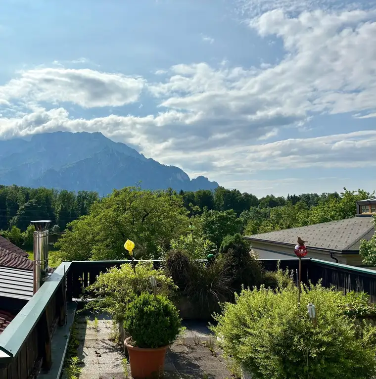Sanierungsbedürftiges Mehrparteienhaus und Geschäftslokal