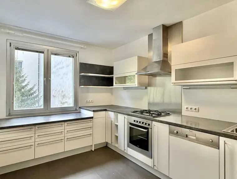 ZENTRALE WOHNLAGE - Hofruhelage - ca. 75m² WFL - 2-Zimmer - Einbauküche - Möbliert - 3.Liftstock - Sofort Bezugsfertig