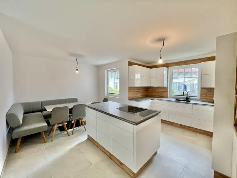 ERSTBEZUG - 5 Zimmer - ca. 123m² WFL - EINBAUKÜCHE - Garten - Terrasse - Keller - KFZ Stellplatz - Photovoltaik
