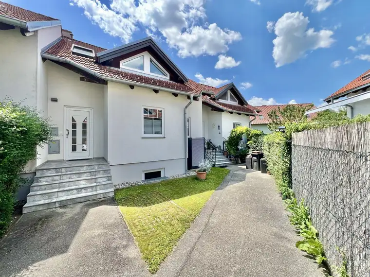 ERSTBEZUG nach Renovierung - 5 Zimmer - ca. 123m² WFL - EINBAUKÜCHE (Ablöse) - Garten - Terrasse - Keller - KFZ Stellplatz - Photovoltaik