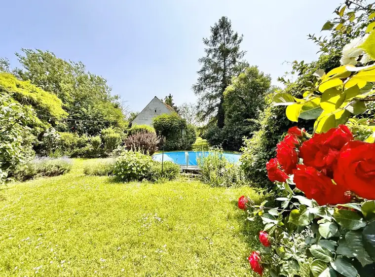 GARTENLIEBHABER aufgepasst - ca. 1.500m² Grund - beheizter POOL - 4 bis 5 Zimmer - ca. 176m² NFL - Terrasse - Rosengarten - Presshaus mit Weinkeller - Nutzgarten mit Potenzial