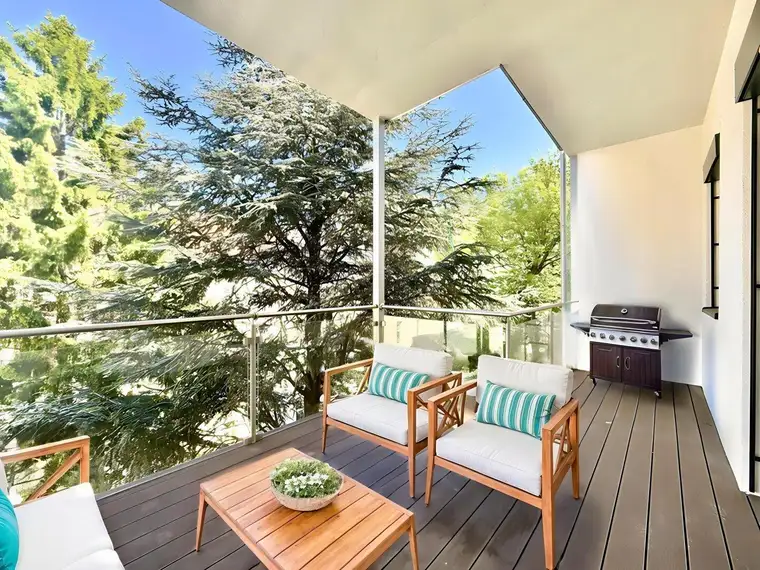 GRÜNBLICK - Gesamtes Haus saniert - 3.Liftstock - ca. 108m² NFL - 3 bis 4 Zimmer - Loggia/Balkon - U-Bahn - ERSTBEZUG