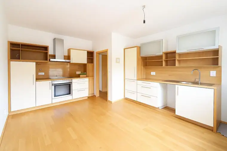 MODERNE 3-Zimmer - ca. 58m² WFL - Einbauküche - Parkplatz im Innenhof - Keller ca.10m²