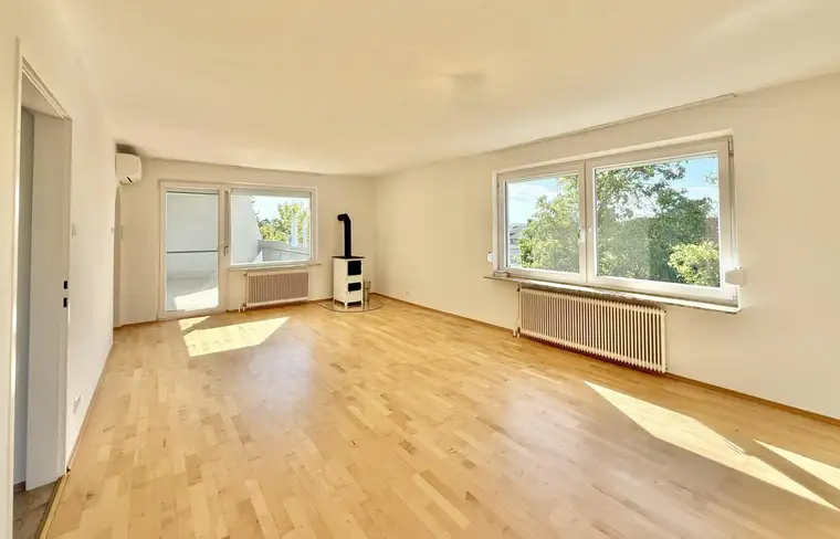 TERRASSENHIT - 3 bis 4 Zimmer - ca. 93m² gew. NFL - KLIMA - Schwedenofen - Einbauküche - großes Kellerabteil - PKW-Stellplatz - zentrale Lage