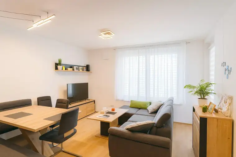 Neuwertige 3-Zimmer-Wohnung - BJ.2021 - Loggia - Balkon - 2. Garage Stellplätze inkludiert - MÖBLIERT