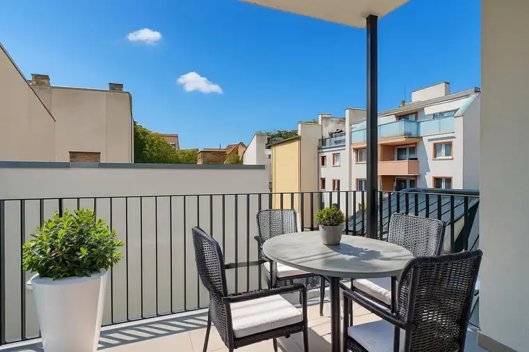 Mag. Eszter Frisch, Raumwert Immobilien Gmbh