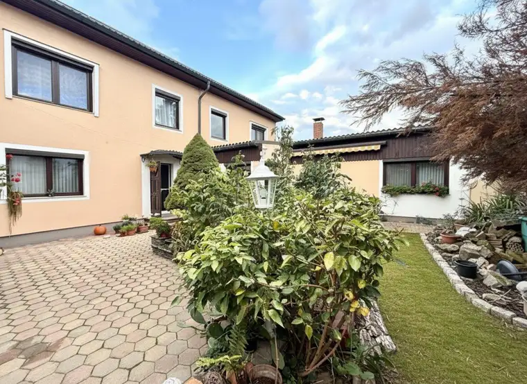 EINFAMILIENHAUS MIT GESCHICHTE UND KOMFORT • 390 m² GFL • 11,5 ZIMMER • PHOTOVOLTAIK • GARAGE • GARTEN • Terrasse