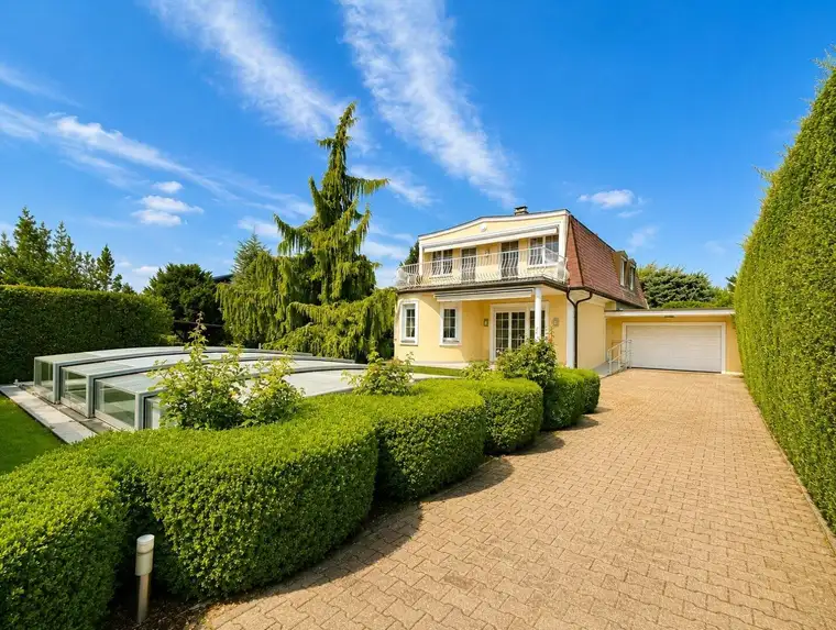 WOHNEN mit GARTEN &amp; POOL | Großzügiges Familienhaus | ca. 790 m² Grund | ca. 323 m² NFL | Große Garage | Ruhige Wohnlage