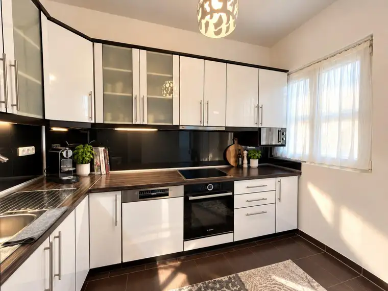 SANIERTE 2-ZIMMER-ALTBAU | ca. 57m² WFL | 1. Liftstock | Einbauküche | Top-Grundriss | Gute öffentliche Anbindung
