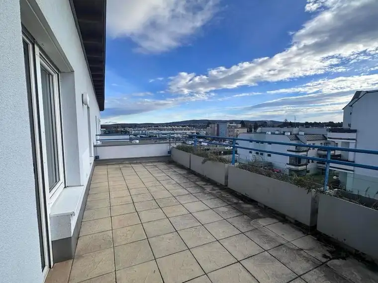3 Zimmer- Wohnung mit großer TERRASSE zur Miete
