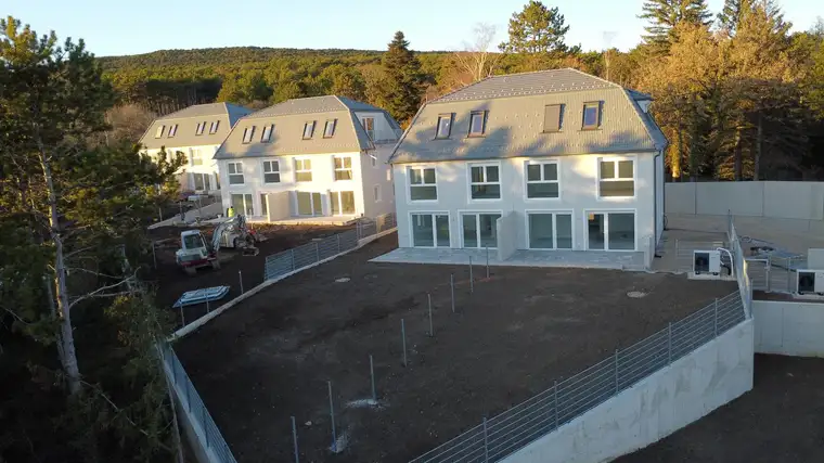 NEUE PREISE! Großzügige Doppelhaushälfte in Bad Fischau