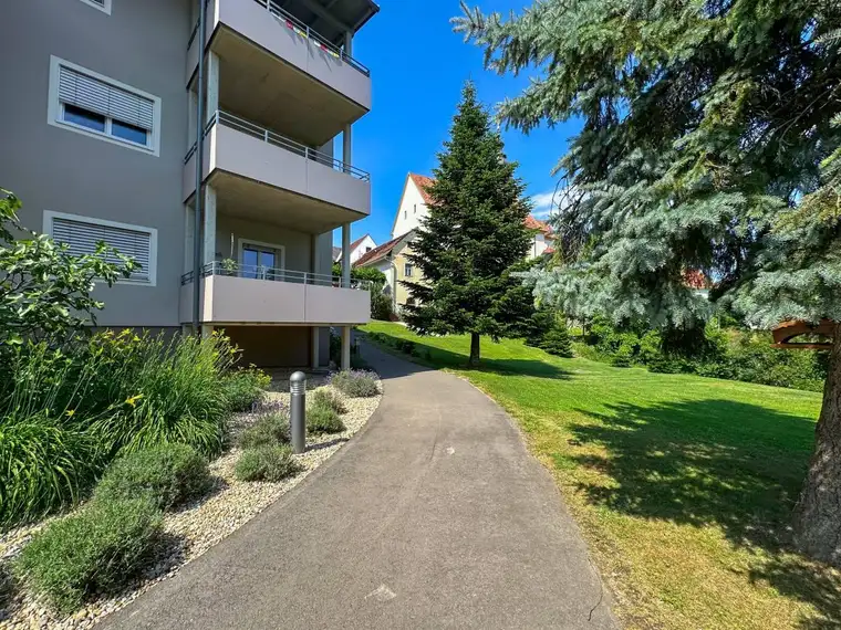 Wohnen im Grünen: 2-Zimmer-Wohnung mit Balkon und Parkplatz in Trautmannsdorf...!