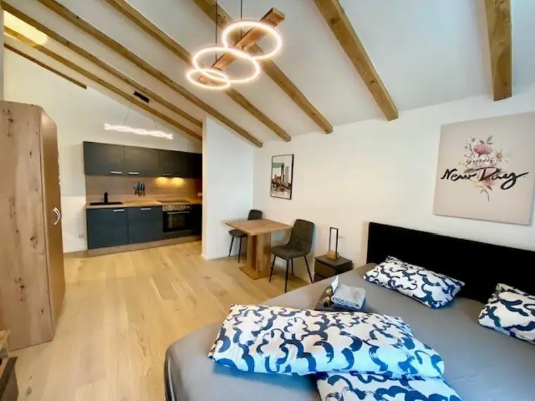 Top Anlage! Moderne Garconniere mit Küche in kernsaniertem Stadthaus