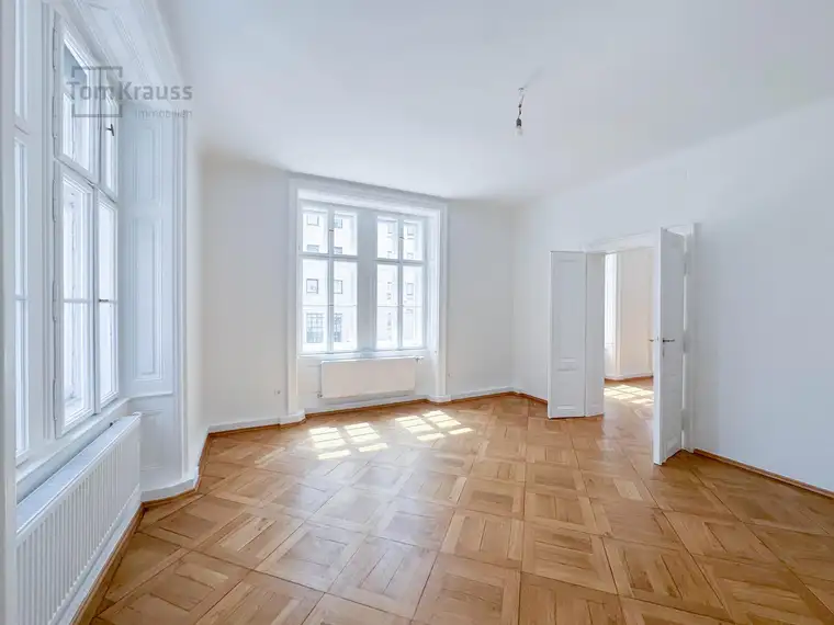 Großzügige, helle 4-Zimmer-Wohnung in zentraler Lage