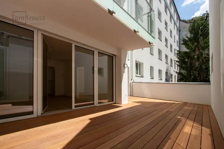 KARMELITERVIERTEL: Modern Wohnen mit WEITLÄUFIGER TERRASSE